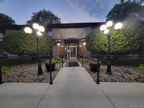 995 N Cass Lake Rd #128, Waterford, MI 48328