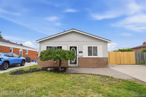 28005 Gladstone St, Saint Clair Shores, MI 48081
