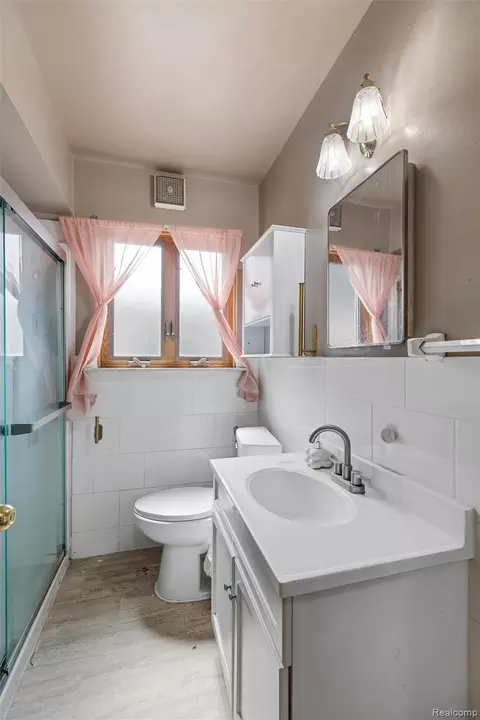 Bath - 9522 Pardee Rd, Taylor, MI 48180 photo 2 of 4