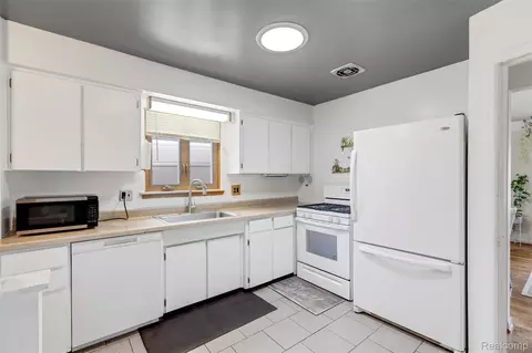 Kitchen - 9522 Pardee Rd, Taylor, MI 48180 photo 2 of 3