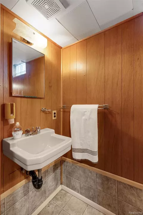 Bath - 9522 Pardee Rd, Taylor, MI 48180 photo 4 of 4