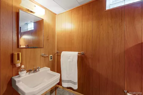 Bath - 9522 Pardee Rd, Taylor, MI 48180 photo 3 of 4