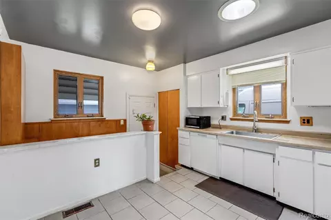 Kitchen - 9522 Pardee Rd, Taylor, MI 48180 photo 1 of 3