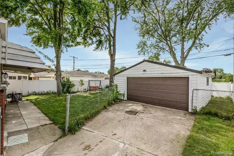 Exterior - 9522 Pardee Rd, Taylor, MI 48180 photo 3 of 6