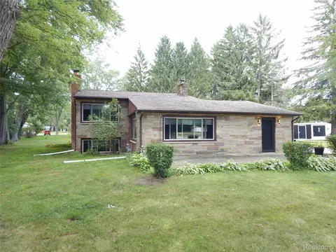 4006 N River Road Rd, Fort Gratiot, MI 48059