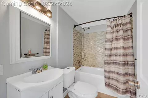 Bath - 1320 Larayne Dr, Troy, MI 48085 photo 1 of 2