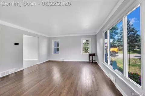 Living - 1320 Larayne Dr, Troy, MI 48085 photo 2 of 4
