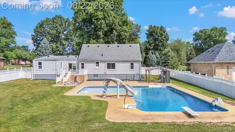 Exterior - 1320 Larayne Dr, Troy, MI 48085 photo 3 of 5