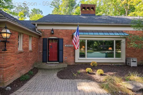 27639 Forestbrook Dr, Farmington Hills, MI 48334