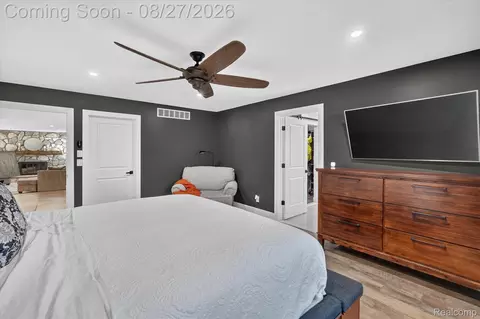 Bedroom - 12265 Sharp Rd, Fenton, MI 48451 photo 2 of 7