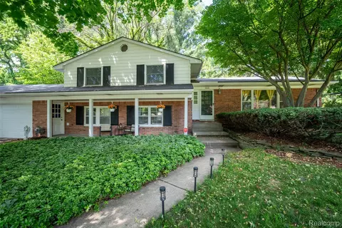 6826 Spruce Dr, Bloomfield Hills, MI 48301