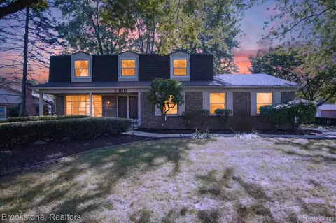 29110 Lake Park Dr, Farmington Hills, MI 48331