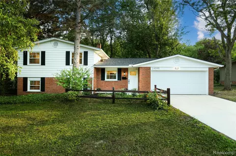 24095 Farmington Rd, Farmington, MI 48336