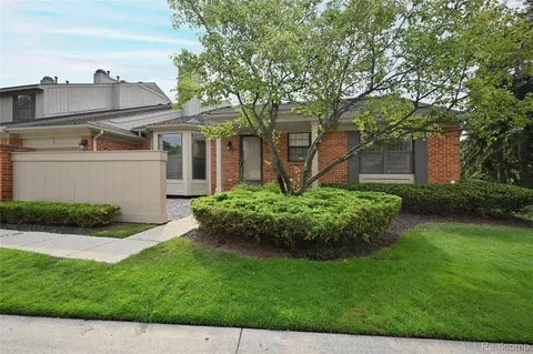 7274 Westchester Rd #8, West Bloomfield, MI 48322