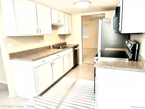 Kitchen - 26949 Farmbrook Villa Dr #96, Southfield, MI 48034 photo 3 of 5