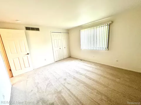 Bedroom - 26949 Farmbrook Villa Dr #96, Southfield, MI 48034 photo 4 of 4