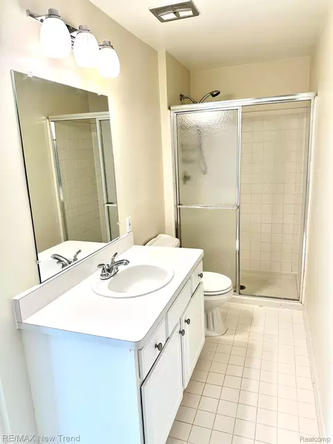 Bath - 26949 Farmbrook Villa Dr #96, Southfield, MI 48034 photo 1 of 2