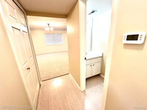 Entry Way - 26949 Farmbrook Villa Dr #96, Southfield, MI 48034 photo 3 of 6