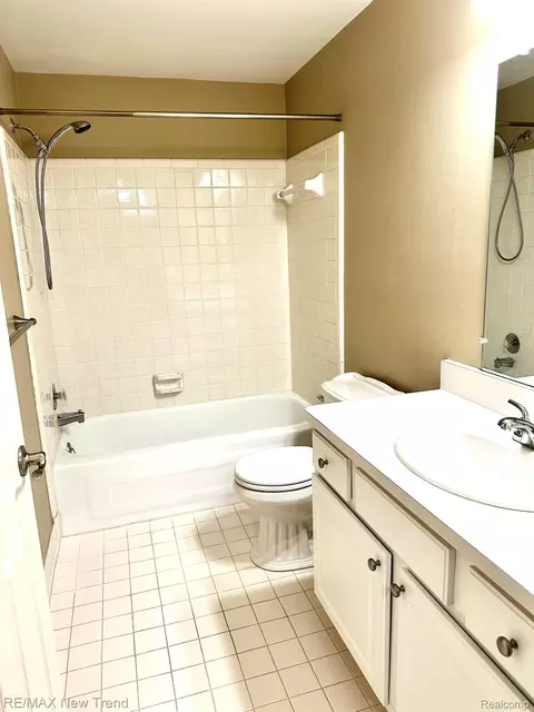 Bath - 26949 Farmbrook Villa Dr #96, Southfield, MI 48034 photo 2 of 2