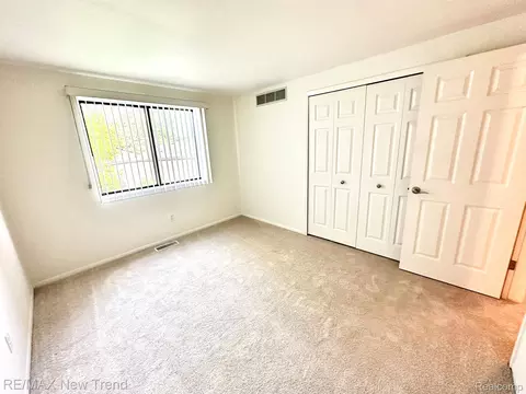 Bedroom - 26949 Farmbrook Villa Dr #96, Southfield, MI 48034 photo 3 of 4