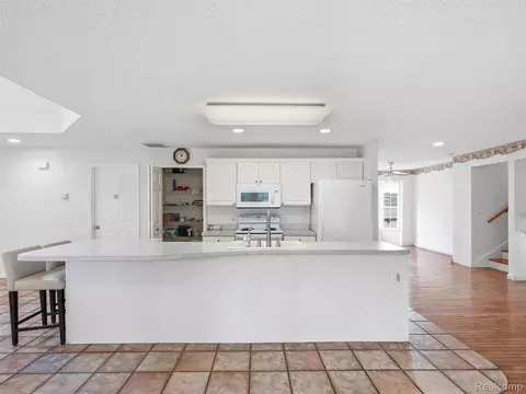 Kitchen - 8954 Patrick Dr, Springfield, MI 48350 photo 2 of 4
