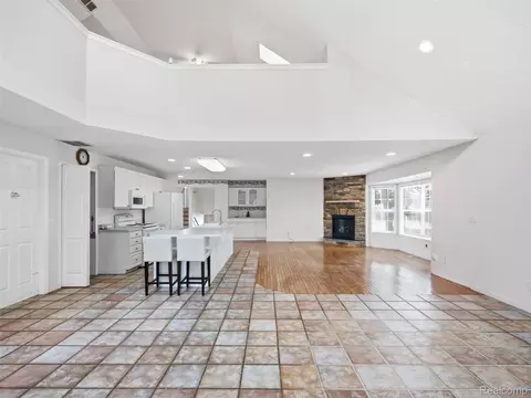 Living - 8954 Patrick Dr, Springfield, MI 48350 photo 10 of 13