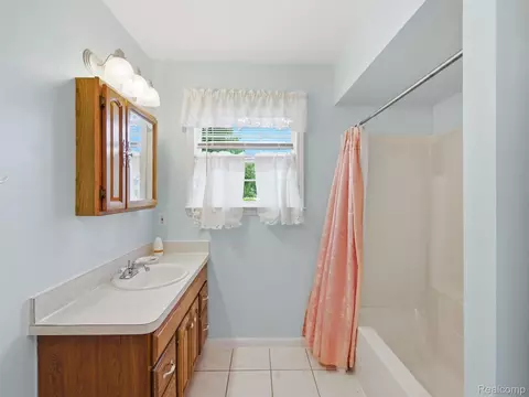 Bath - 8954 Patrick Dr, Springfield, MI 48350 photo 1 of 4