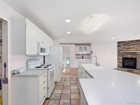 Kitchen - 8954 Patrick Dr, Springfield, MI 48350 photo 3 of 4