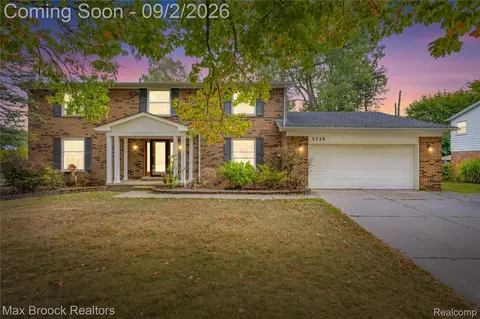 5439 Deerfield Village Dr, West Bloomfield, MI 48322