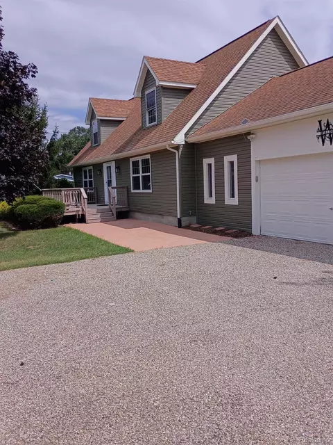 15465 Rhoades Ln, Fenton, MI 48430