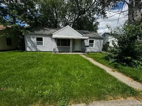 26367 Ridgemont St, Roseville, MI 48066