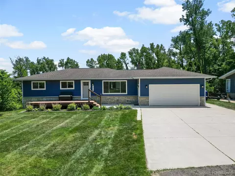 5015 Coshocton Dr, Waterford, MI 48327