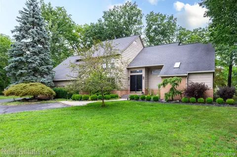 3738 Cherrywood Ct, Rochester Hills, MI 48309