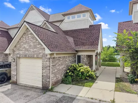 862 Amanda Ln, Pontiac, MI 48340
