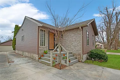 21814 Parker St, Farmington Hills, MI 48336
