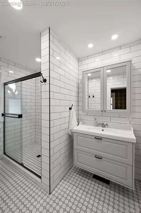 Bath - 1368 Cedar Dr, Birmingham, MI 48009 photo 1 of 3