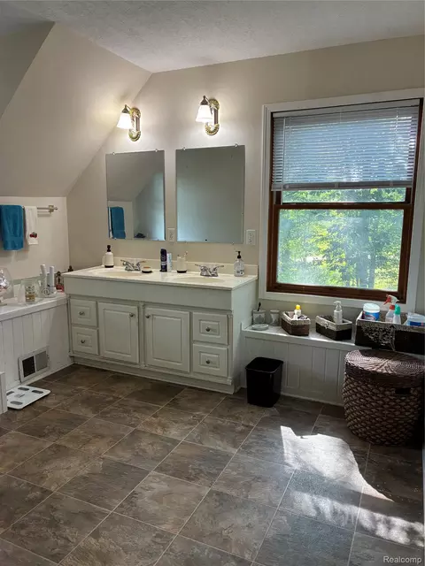 Bath - 10995 E Isabella County Line Rd, Wise, MI 48618 photo 5 of 10