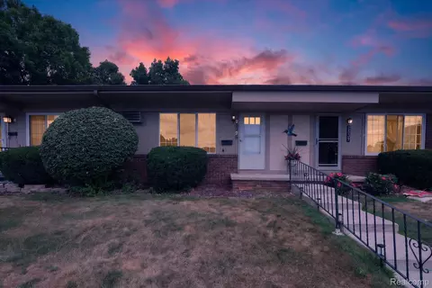 25325 Potomac Dr #3, South Lyon, MI 48178
