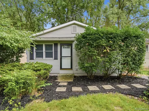 11954 Maxfield Blvd, Hartland, MI 48353