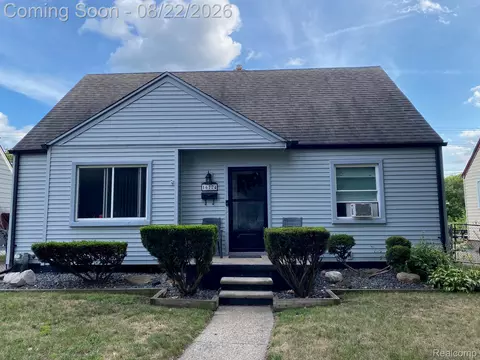 16774 Sarmorr St, Roseville, MI 48066