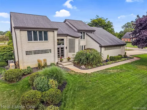10137 Devonshire Dr, Green Oak, MI 48178