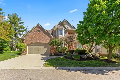 23395 Mission Ln, Farmington, MI 48335