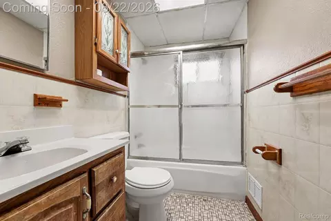 Bath - 14096 Hendricks Ave, Warren, MI 48089 photo 1 of 1