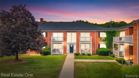 2405 Torquay Ave #207, Royal Oak, MI 48073