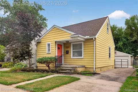 20864 Hollywood St, Harper Woods, MI 48225