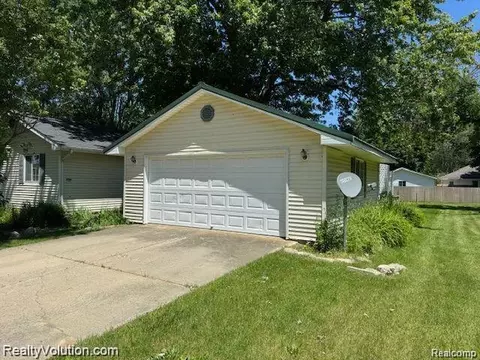 37 Maple Valley St, Sandusky, MI 48471 photo 2