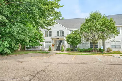 12354 Saint Andrews Way, Fenton, MI 48430