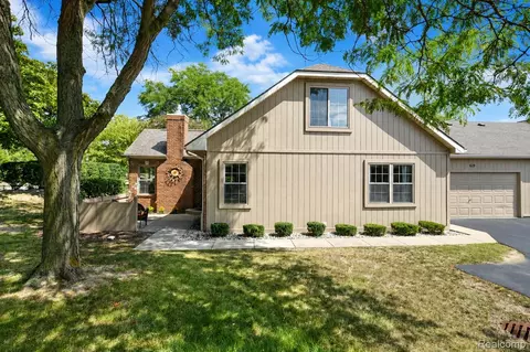 619 Perry Creek Dr #48, Grand Blanc, MI 48439