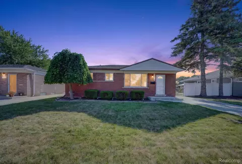 30008 Maplegrove St, Saint Clair Shores, MI 48082