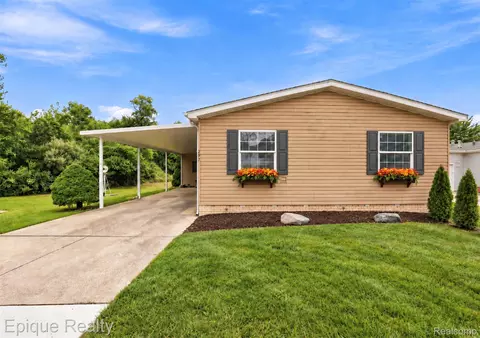 297 Dennis K Ct, White Lake, MI 48386